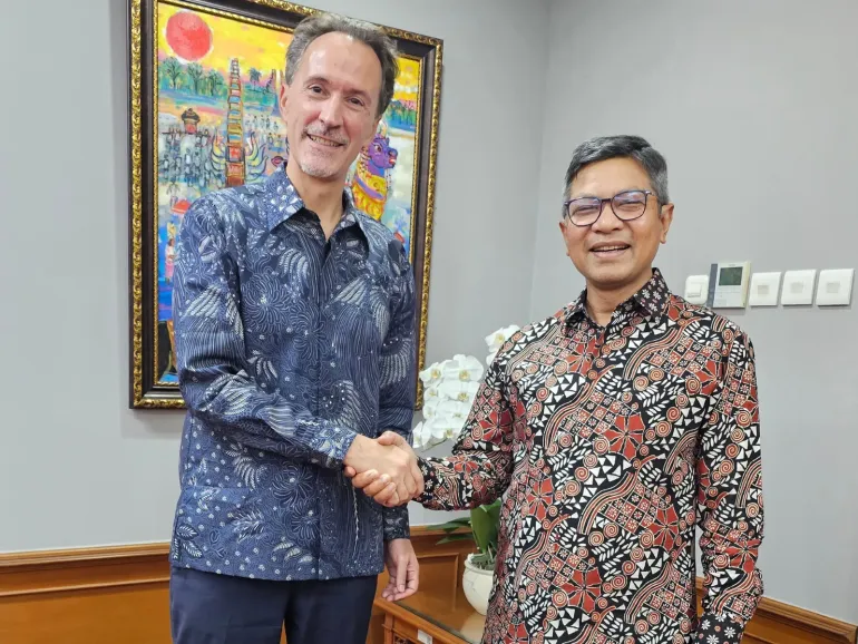 Thomas Davin shakes hand with Secretary General/Acting Director General for Multilateral Cooperation at the Ministry of Foreign Affairs