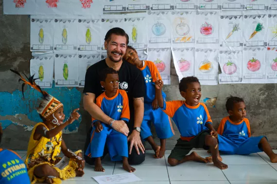 Ferry Salim plays with students in a class