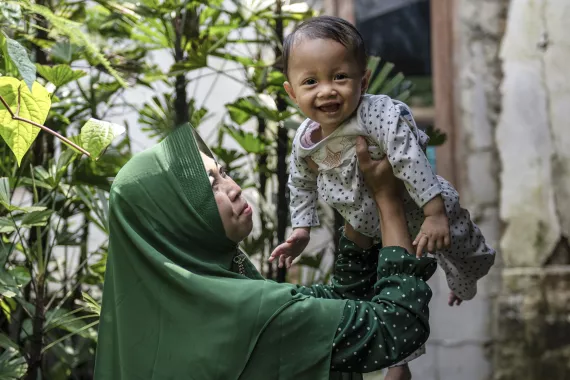 Si Kecil Adifa bersama Ibunya.
