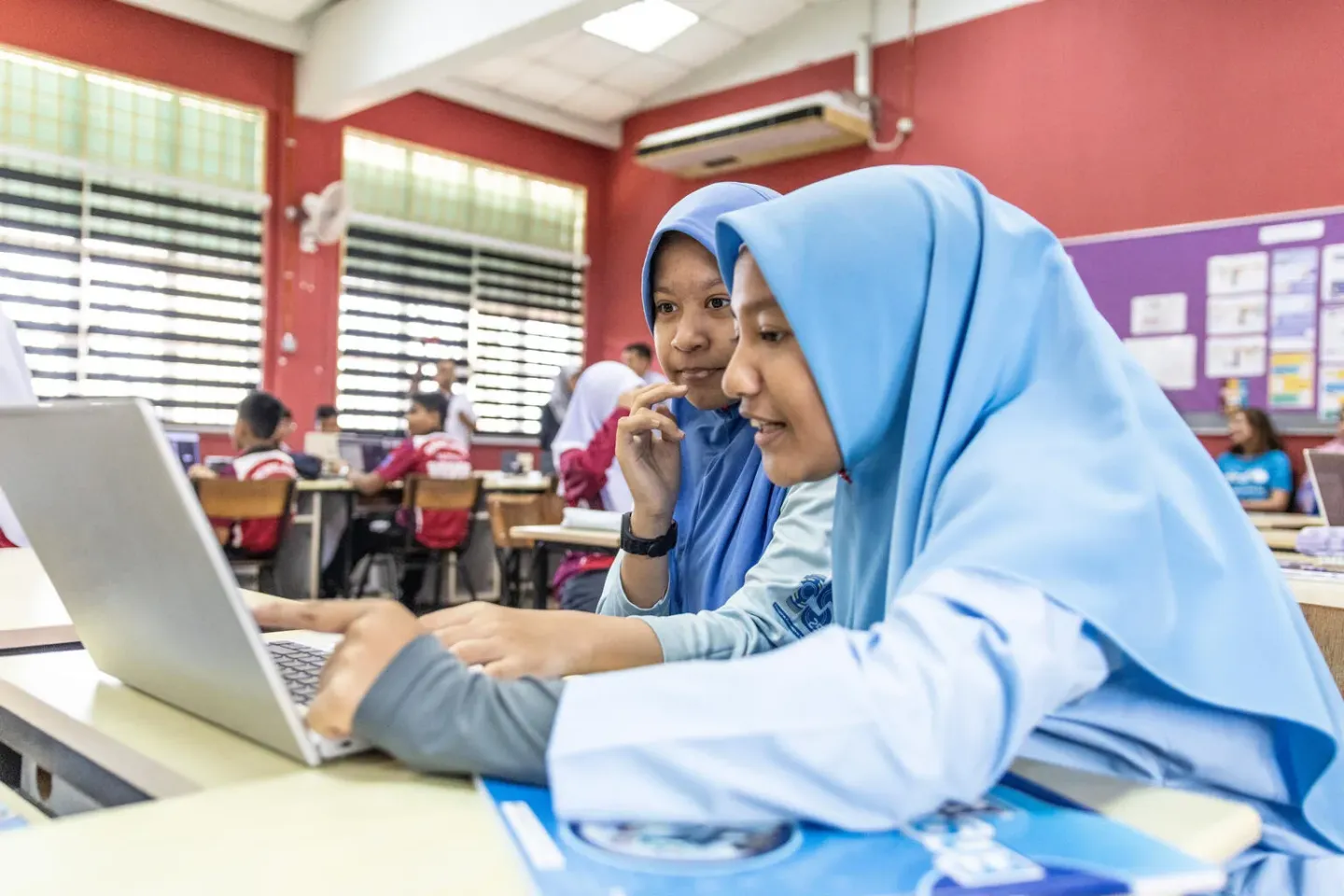 Students using digital tool in English class 