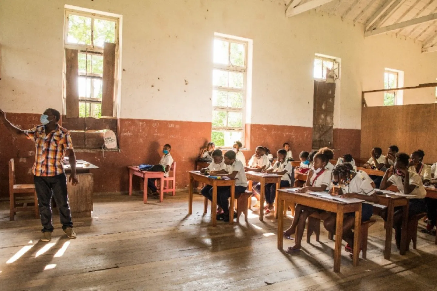 Students studying in a school in Ro&ccedil;a Diogo Vaz, S&atilde;o Tom&eacute; and Pr&iacute;ncipe
