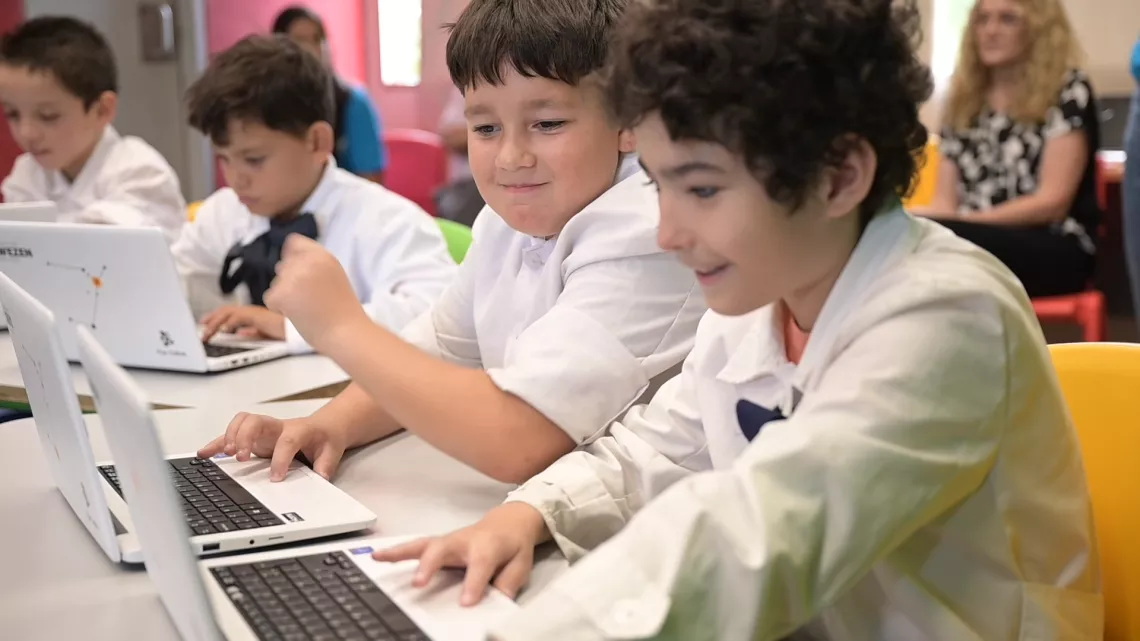 Ni&ntilde;os con discapacidad auditiva interactuando y utilizando el Libro de Texto Digital Accesible: Cuaderno para leer y escribir en primero 