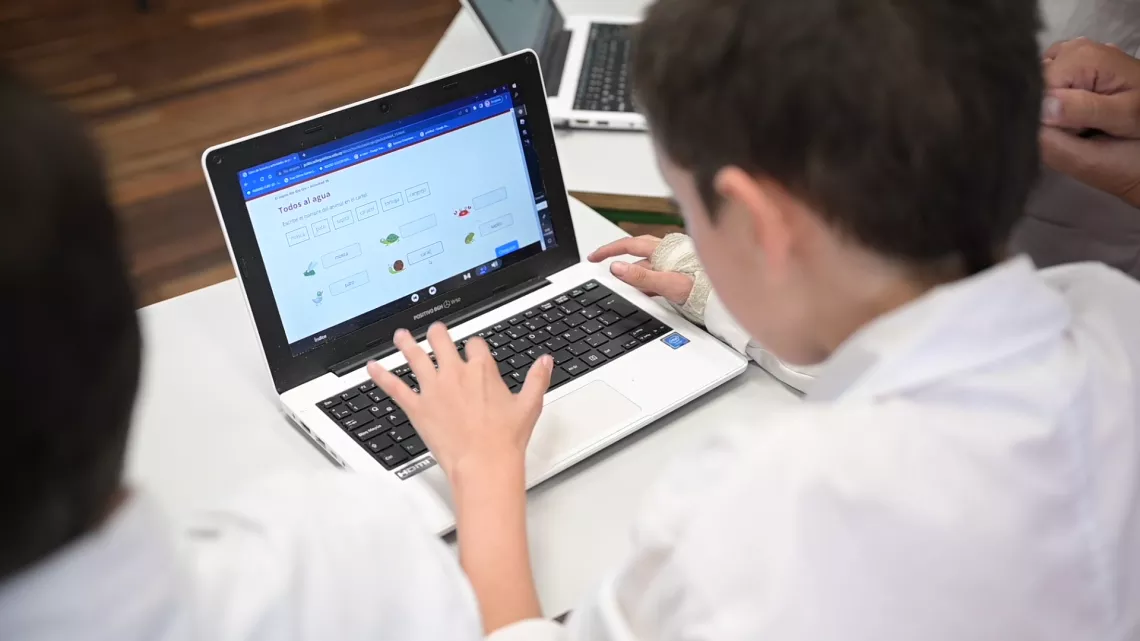Ni&ntilde;o con discapacidad auditiva desarrollando una actividad de escribir en el Libro de Texto Digital Accesible: Cuaderno para leer y escribir en primero 