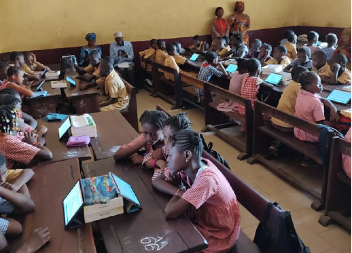 Photo B. Deux ou maximum trois &eacute;l&egrave;ves suivent les cours sur une m&ecirc;me tablette