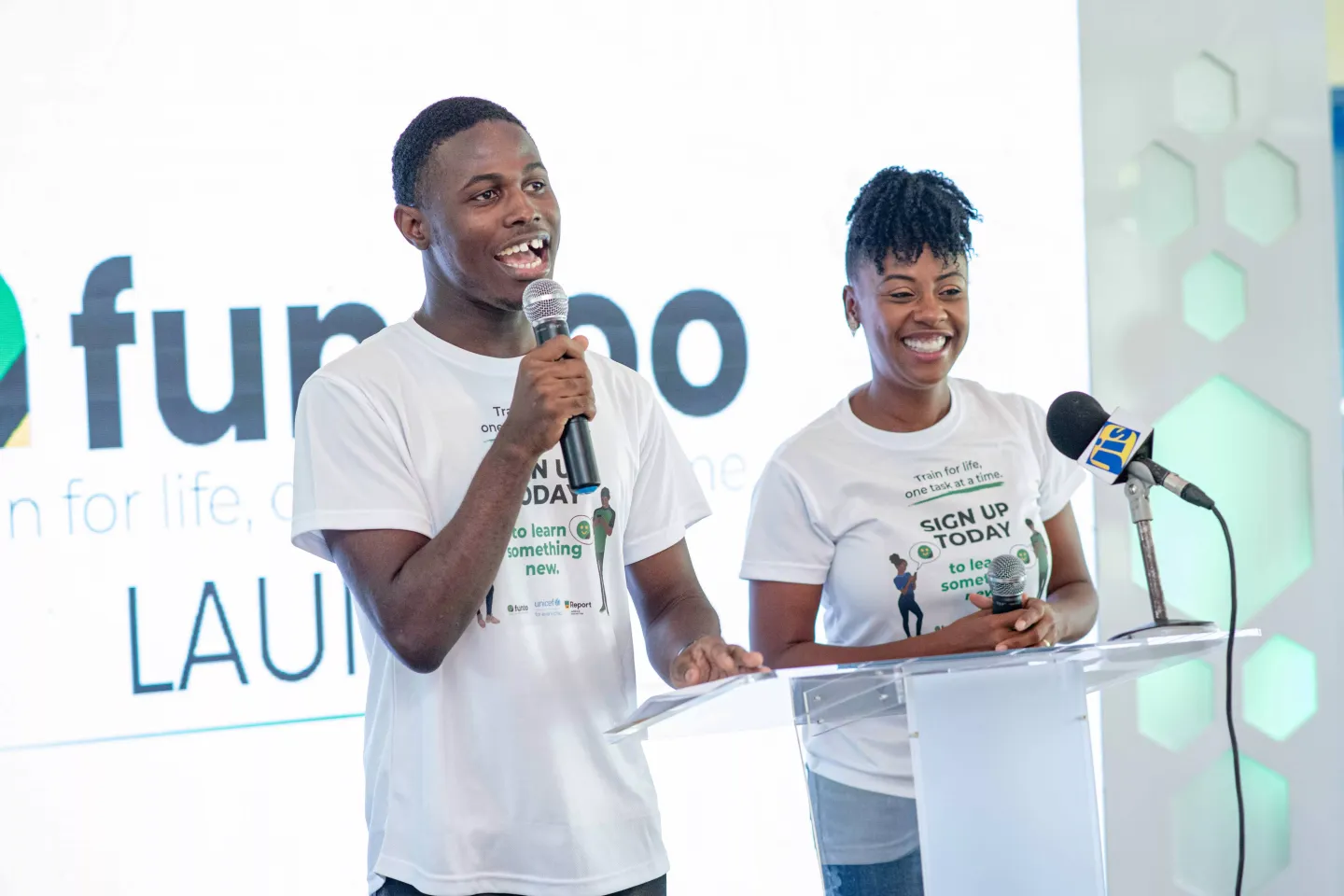 Two Fundoo users highlight their experience to a crowd of youth.  