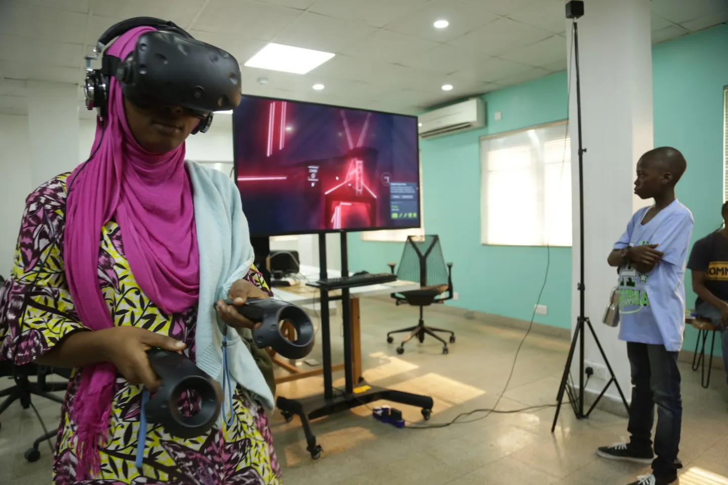 A student at Obafemi Awolowo University holds a VR headset 