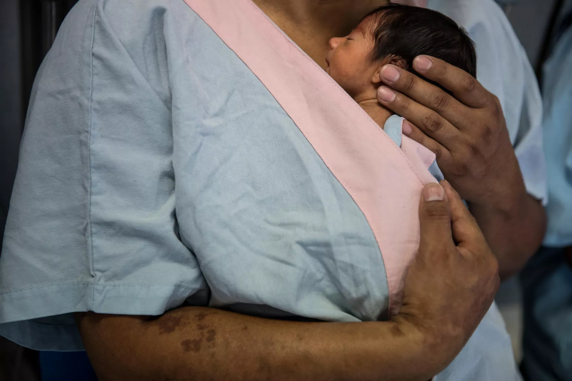 Alfonso Winega Astorga Hernandez holds his 11-day-old baby Eliette Lozano Hurtado against his skin at the Instituto Nacional de Perinatolog&iacute;a (INPER) hospital, in Mexico City, Mexico