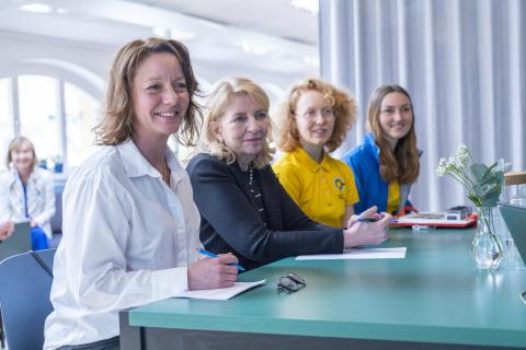 Minister for International Development Matilda Ernkrans and UNICEF Executive Director Catherine Russell with young scientists from Sweden at the Global Innovation Center in Stockholm