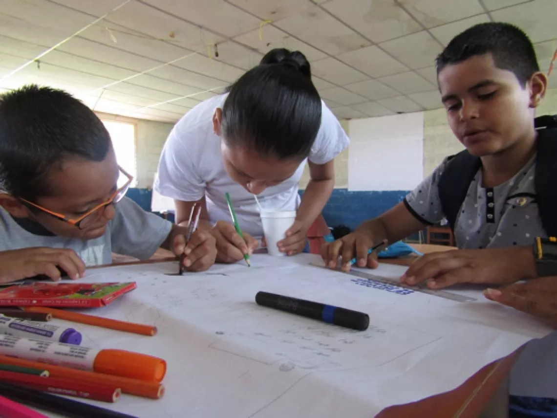 Students from Kukra River are preparing the map of their community. 