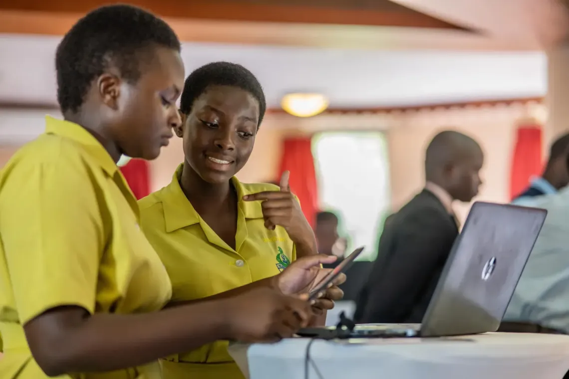 2 girls looking at a computer