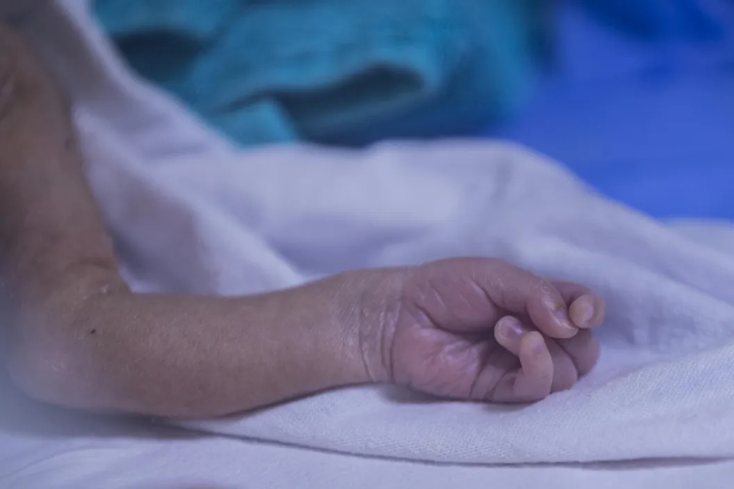Baby receiving oxygen in Iraq