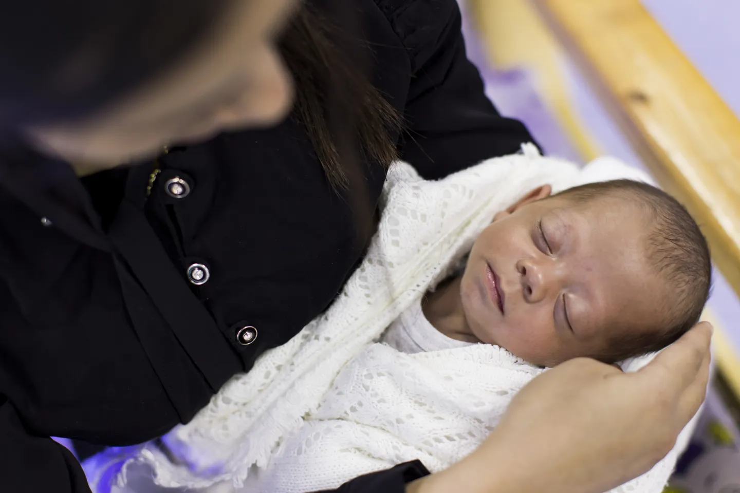 Baby Roz (28 weeks) in the arms of her mother Loreen (18) in the Kangaroo Mother Care (KMC) unit in the Sulaymaniyah Maternity Teaching Hospital