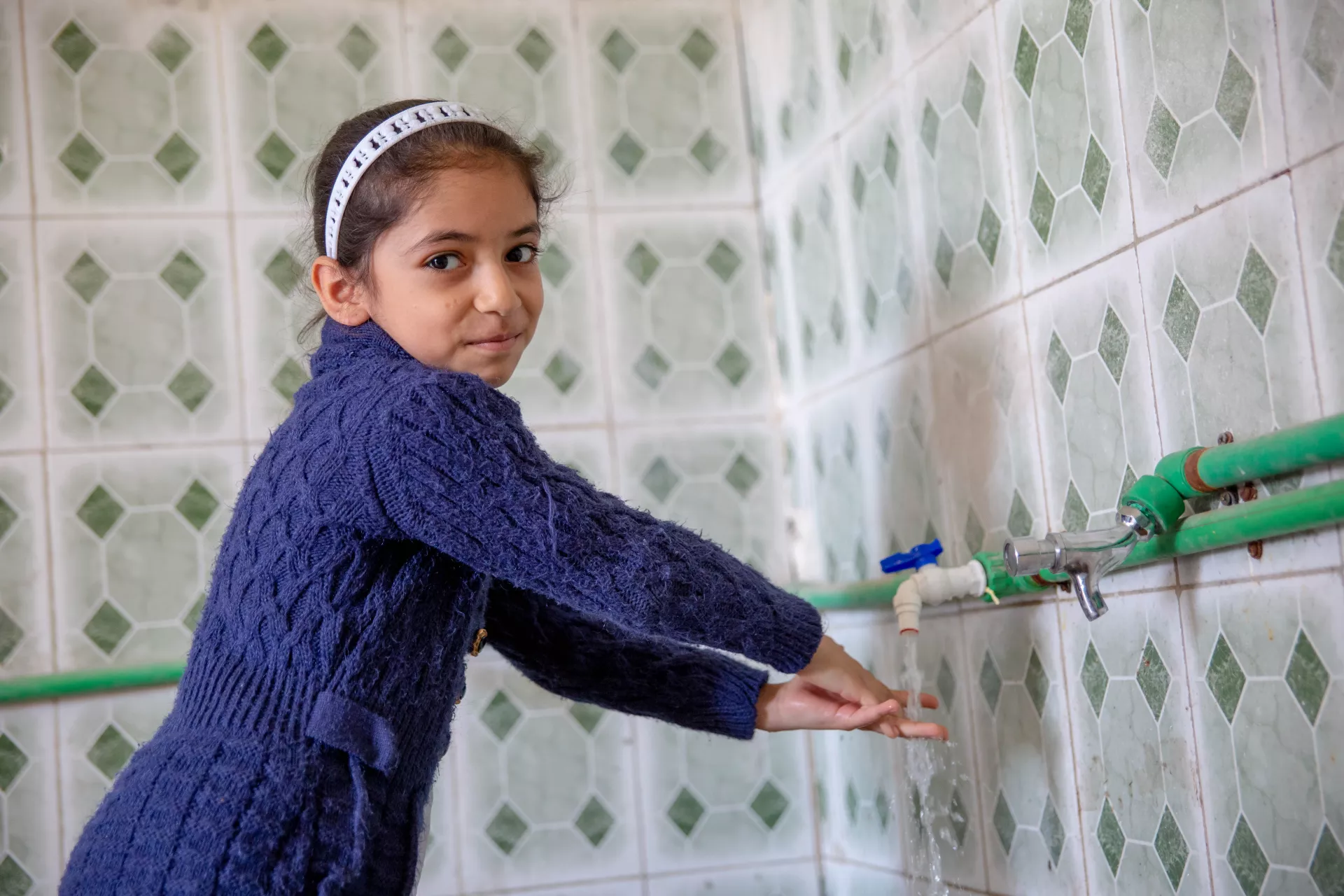 فتاة تغسل يديها في العراق