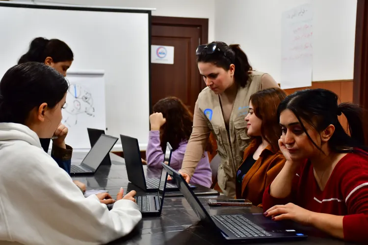 مجموعة من الشباب المشاركين في برنامج التثقيف بين الأقران (Peer-to-Peer Education)، بدعم من الحكومة الهولندية ومن خلال شراكة PROSPECTS.