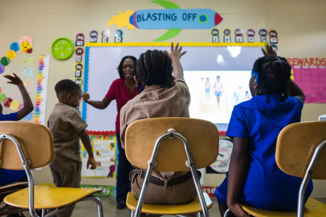 The teacher Patrice Matthison is projecting the eBook 'My Brain is My Boss' onto the whiteboard and turns on the sign language feature. 