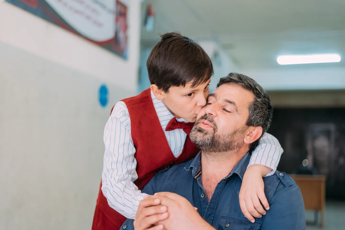 كيف تتعامل مع طفل شديد التعلق 