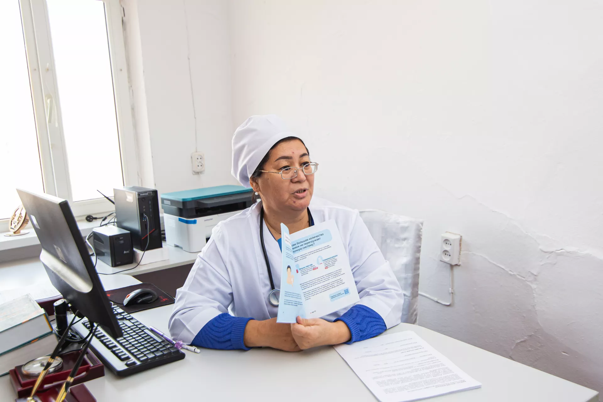 Врач-педиатр Картабаева Алия Жумагуловна проводит ознакомительную беседу с молодыми матерями на тему детского здоровья. Бозколь, Казахстан.