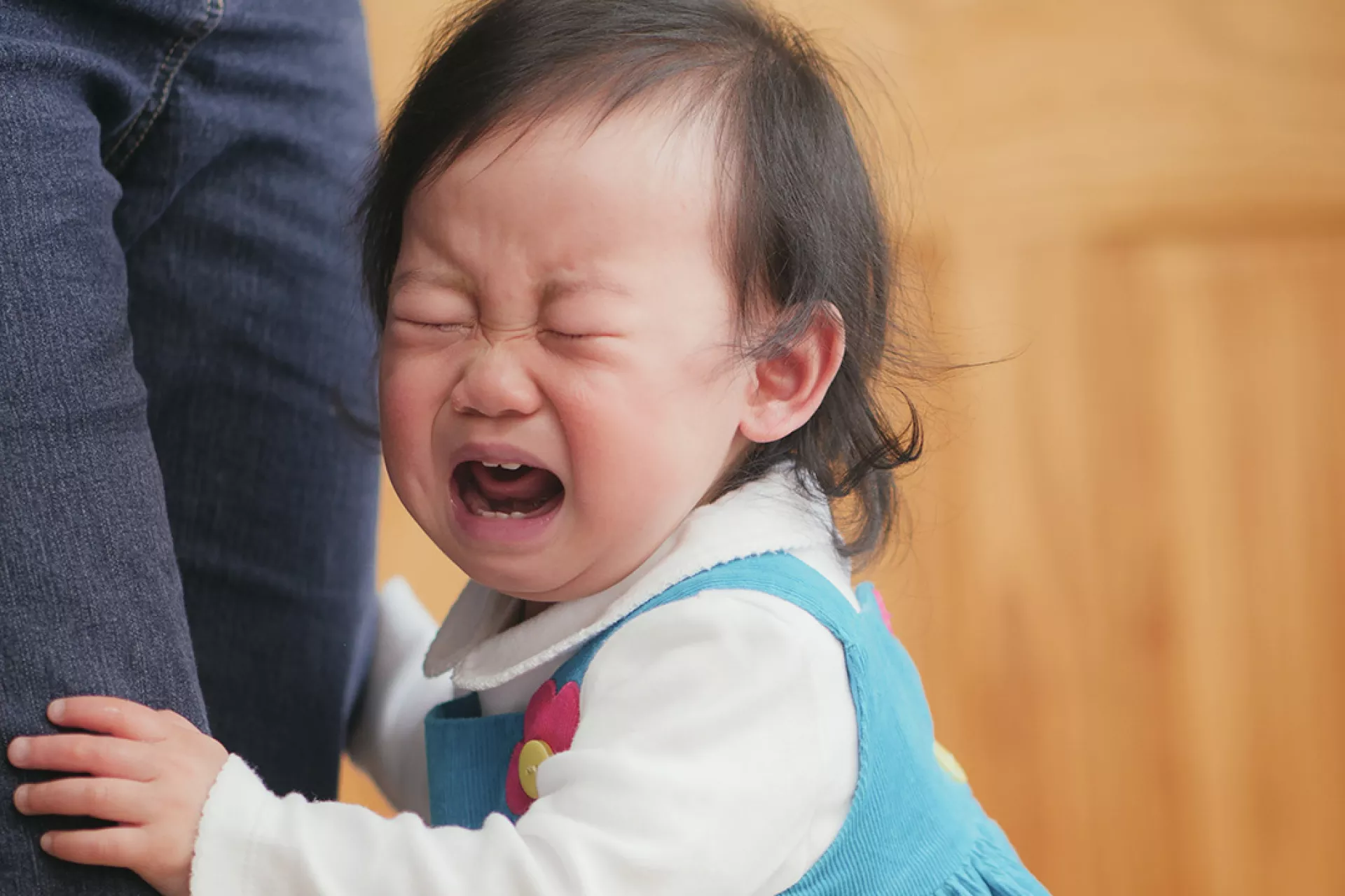 Зачем ребенок плачет