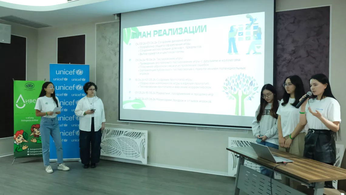 Girls pitching their project