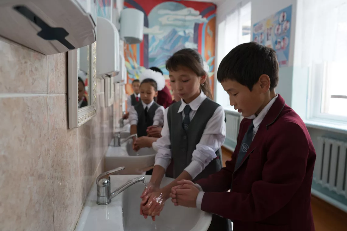 children wash hands at schools