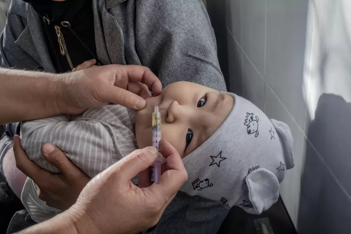 маленький ребенок получает вакцину от полимиелита