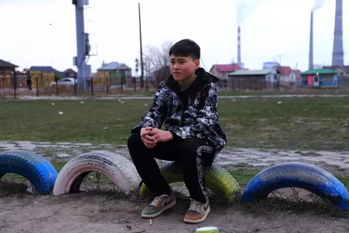 тэцтин жанында ойноп жаткан бала