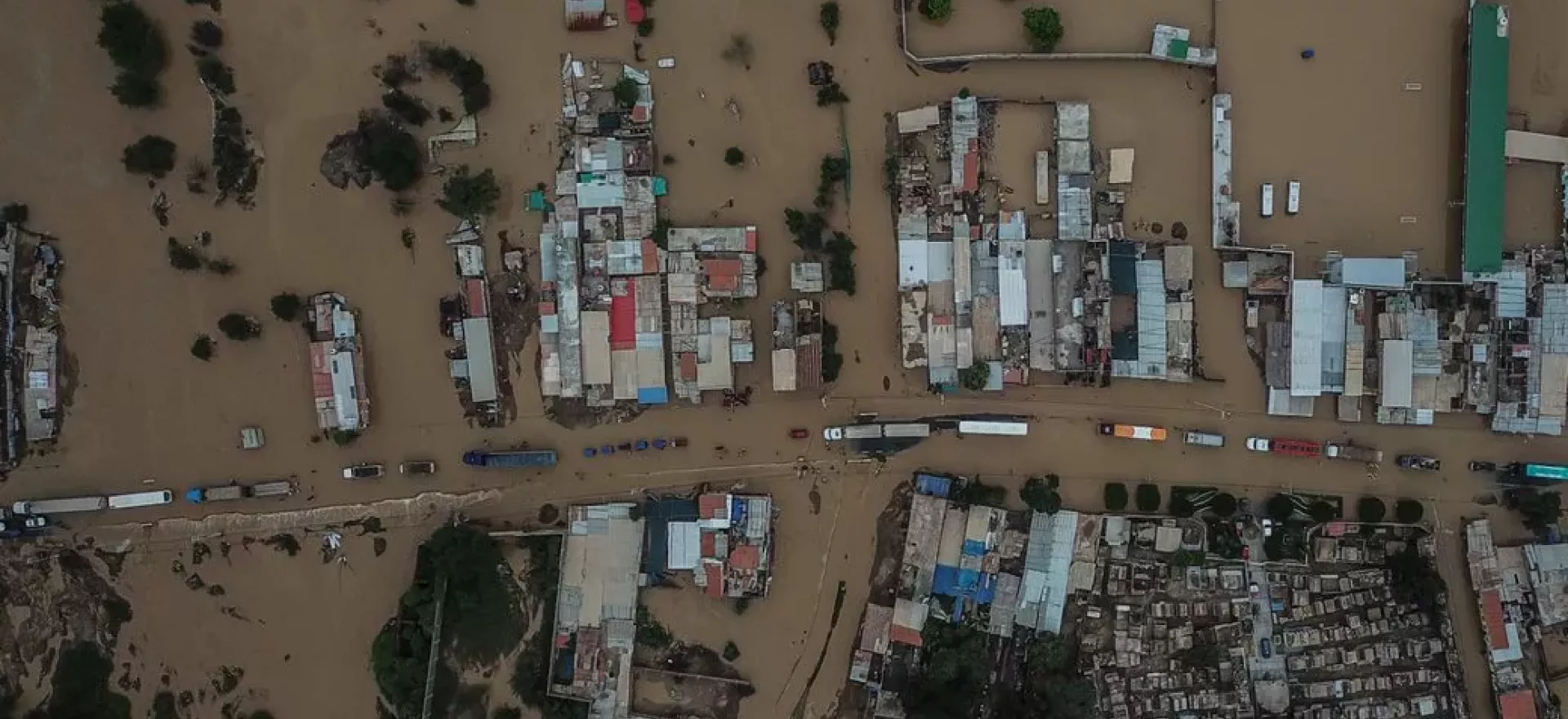 Toma aerea de una ciudad inundada 