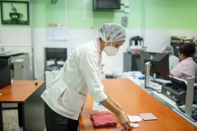 Preparaci&oacute;n del Kit de Madre Canguro con gorra, calcetines y fular (manta).