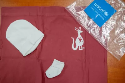 Kit de Madre Canguro con gorra, calcetines y fular (manta)