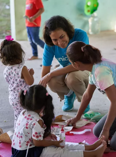 Personal de UNICEF juega con dos ni&ntilde;as en un encuentro del Programa &ldquo;Creciendo Contigo&rdquo;