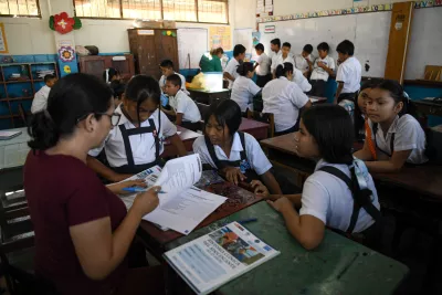 Ninos y ninas estudiando en un salon de clases
