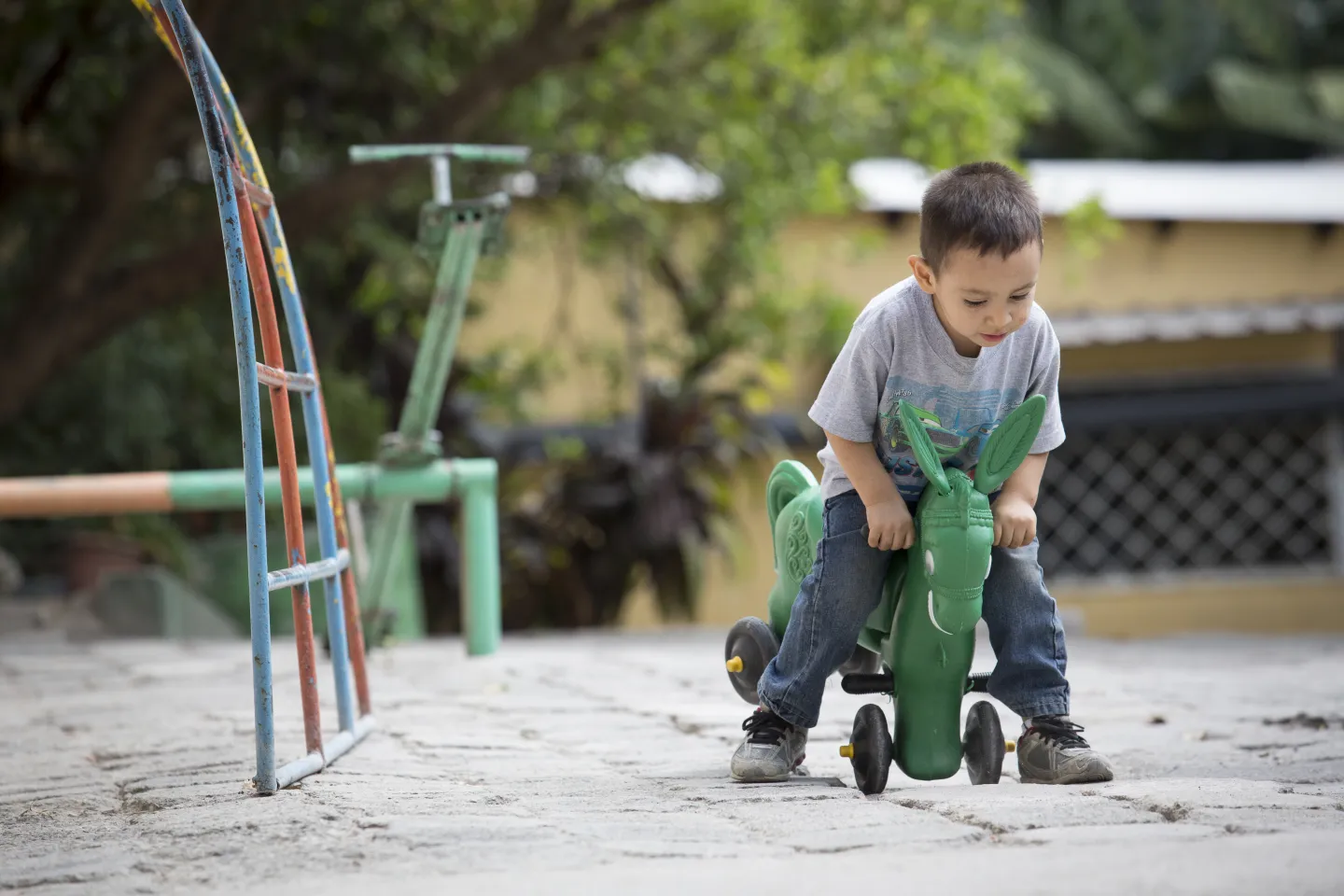 Ni&ntilde;o salvadore&ntilde;o jugando en un parque infantil.