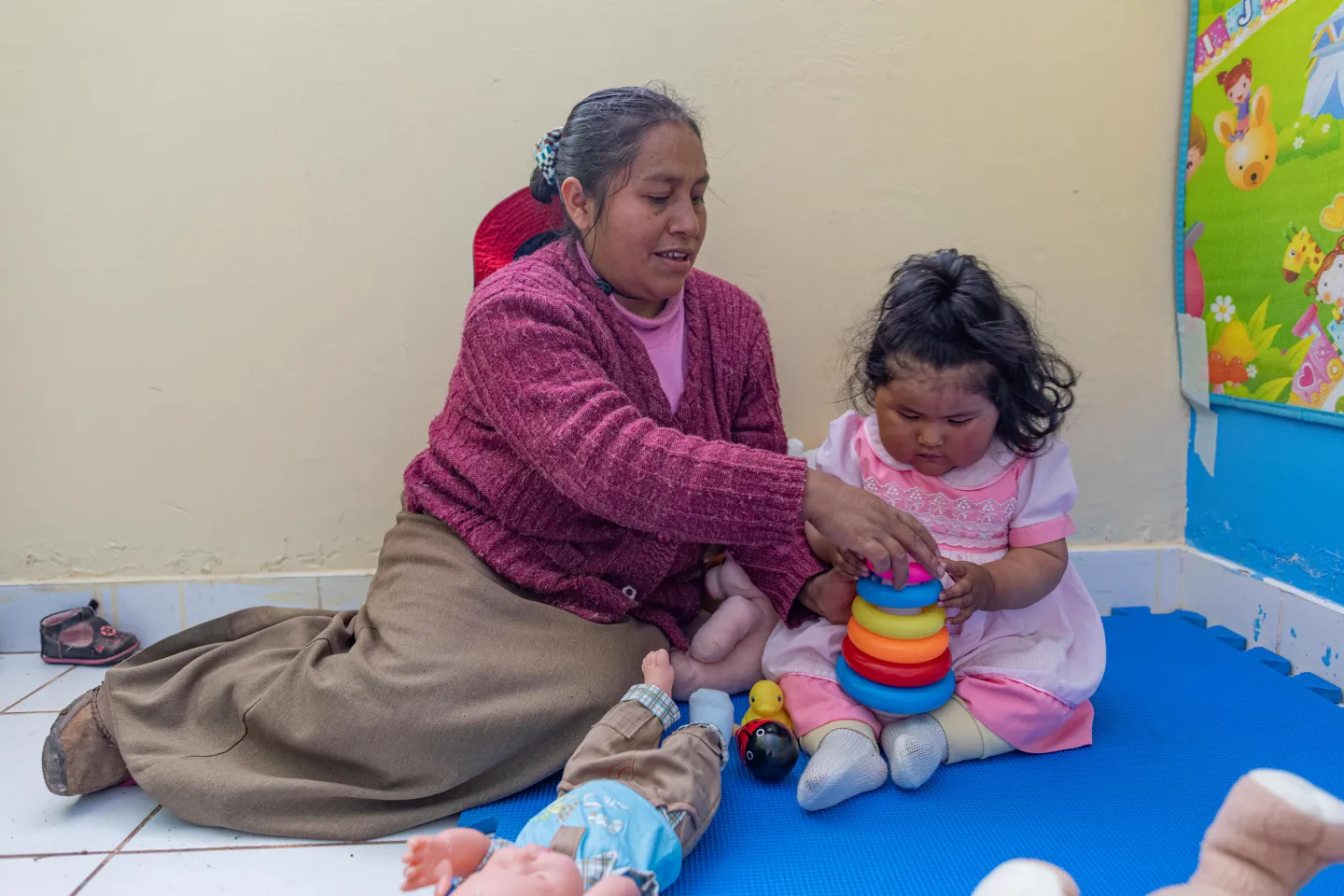 Una madre juega con su hija menor de tres a&ntilde;os.