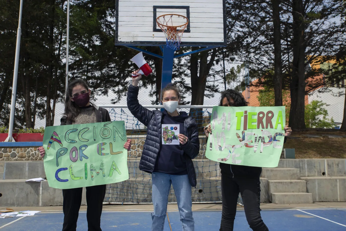 Adolescentes manifestando su apoyo para salvar al planeta.