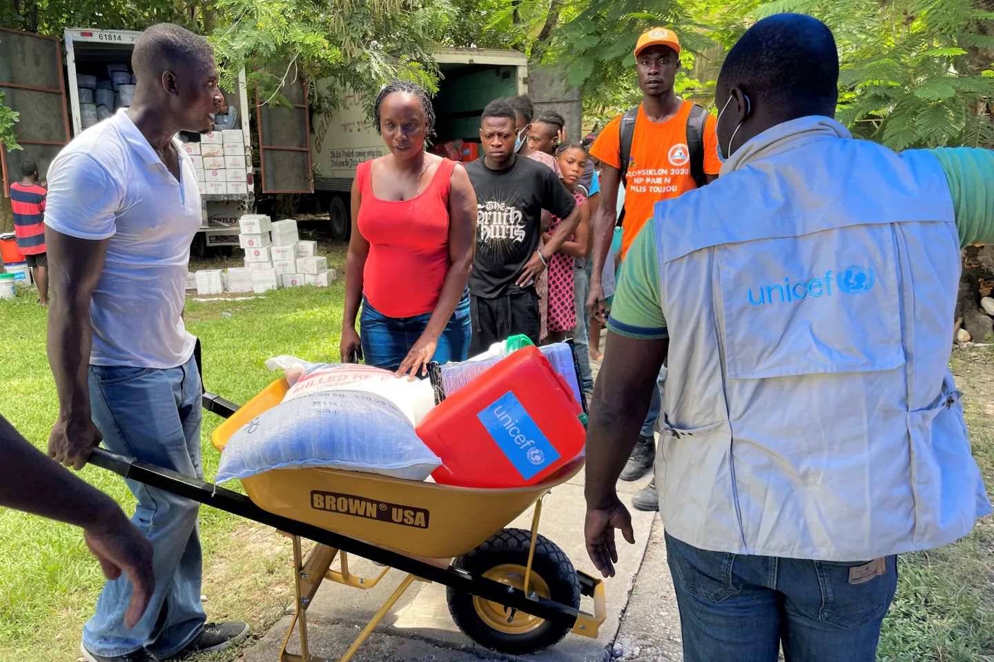 A man help a lady carry the hygiene kits distributed by UNICEF.