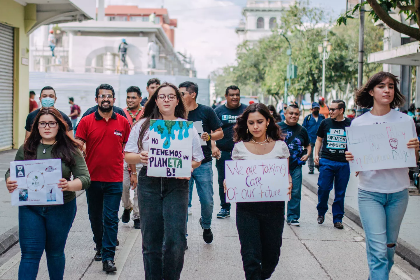 Miembros de U-report Guatemala marchan en una calle cercana al centro de la cuidad de Guatemala durante una marcha para crear consciencia del cambio clim&aacute;tico