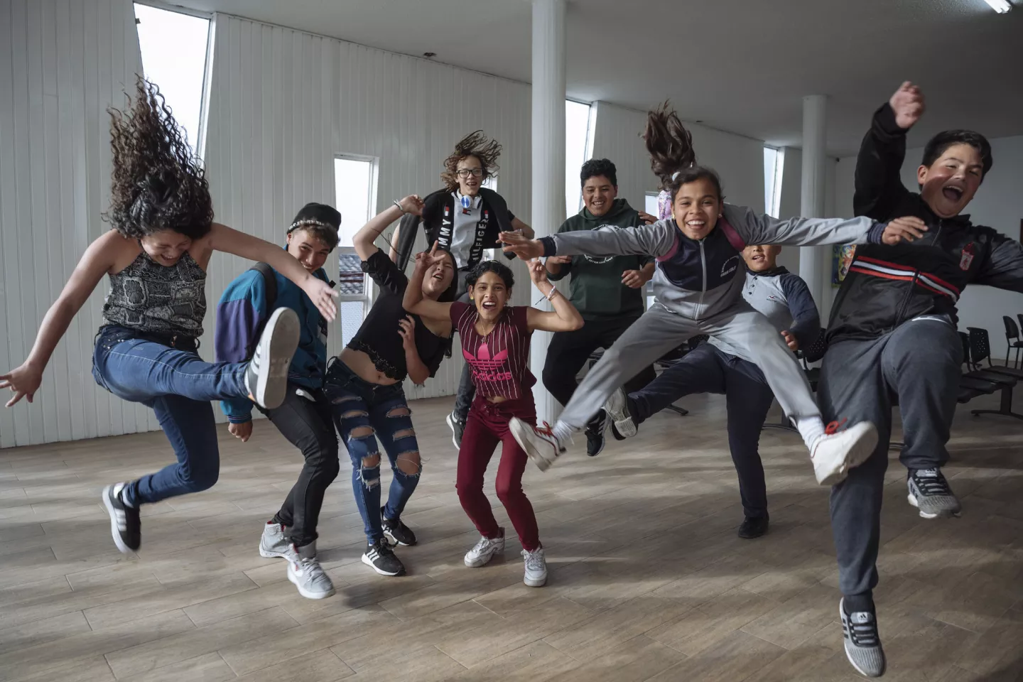 J&oacute;venes saltando de alegr&iacute;a