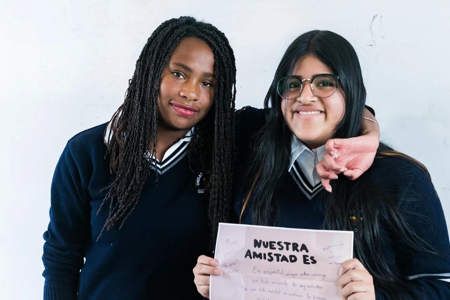 Dos adolescentes ecuatorianas frente a la c&aacute;mara