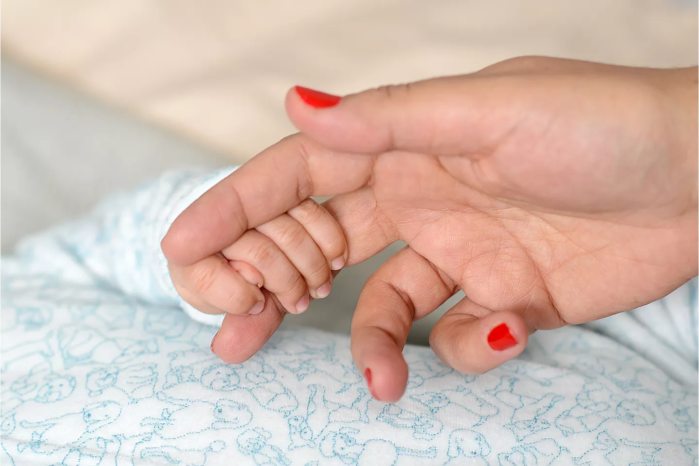 El 2 de agosto de 2019, Sim&oacute;n, de 2 meses, sostiene el dedo de su madre, Eugenia, mientras amamanta, en su casa de Montevideo, Uruguay. 