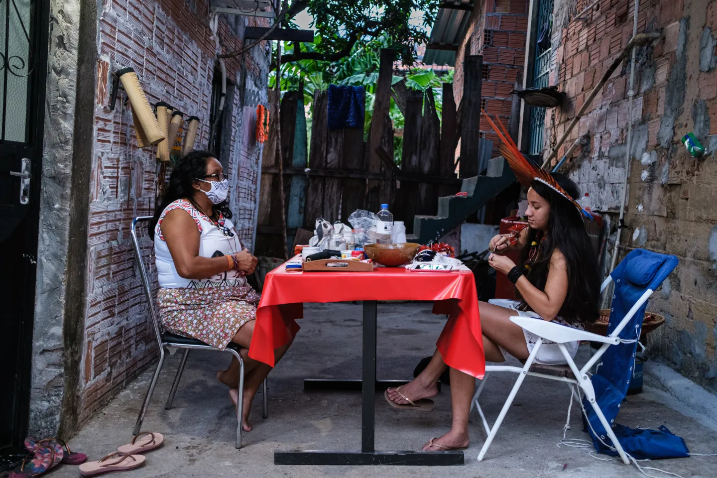 Mi nombre es Samela, soy parte de la comunidad ind&iacute;gena Sater&eacute;-Maw&eacute; y vivo en Manaus. Hoy soy estudiante de biolog&iacute;a, conozco mi cultura y mi pueblo, y creo que somos una extensi&oacute;n de la naturaleza: si ella muere, nosotros tambi&eacute;n.