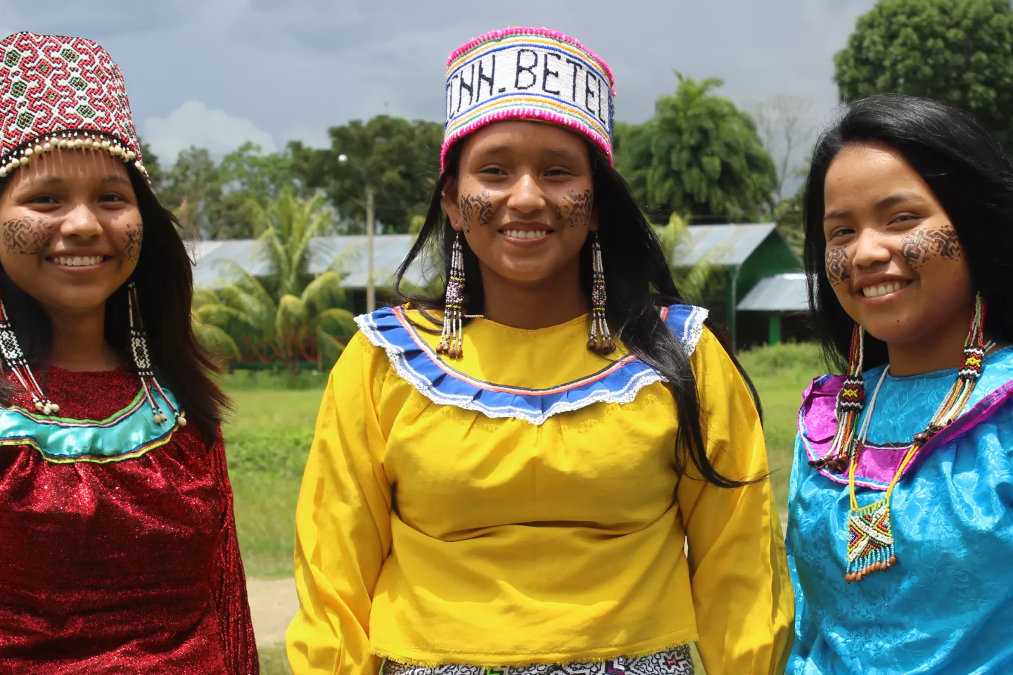 Tres adolescentes peruanas de la regi&oacute;n Ucayali.
