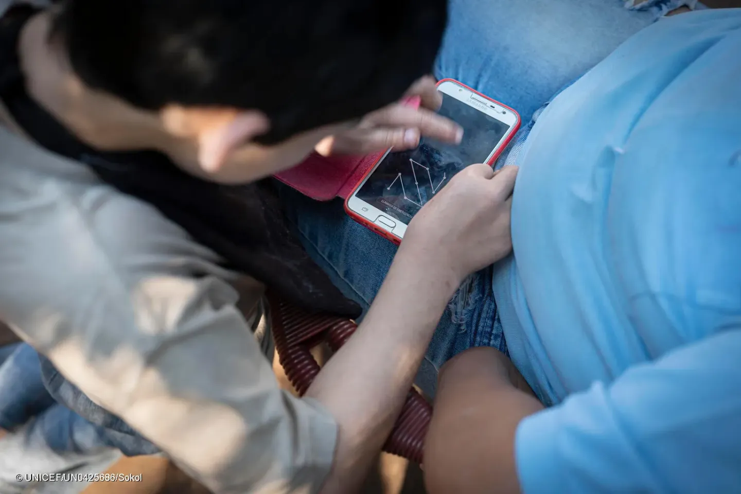 ni&ntilde;o queriendo desvloquear un telefono movil