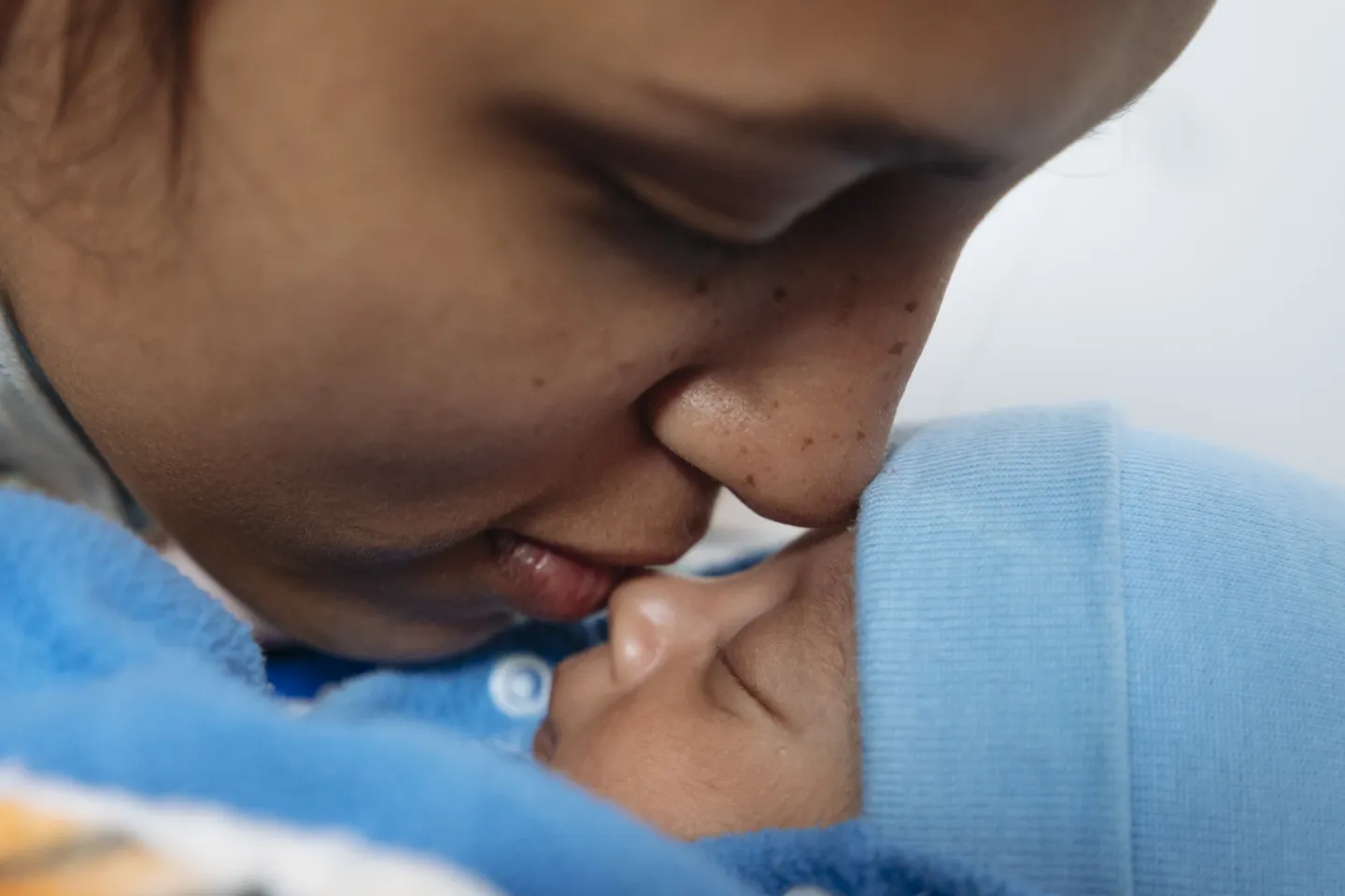 Dylan, 1 mes, descansa en el regazo de su mam&aacute;, Everlys, de 17 a&ntilde;os