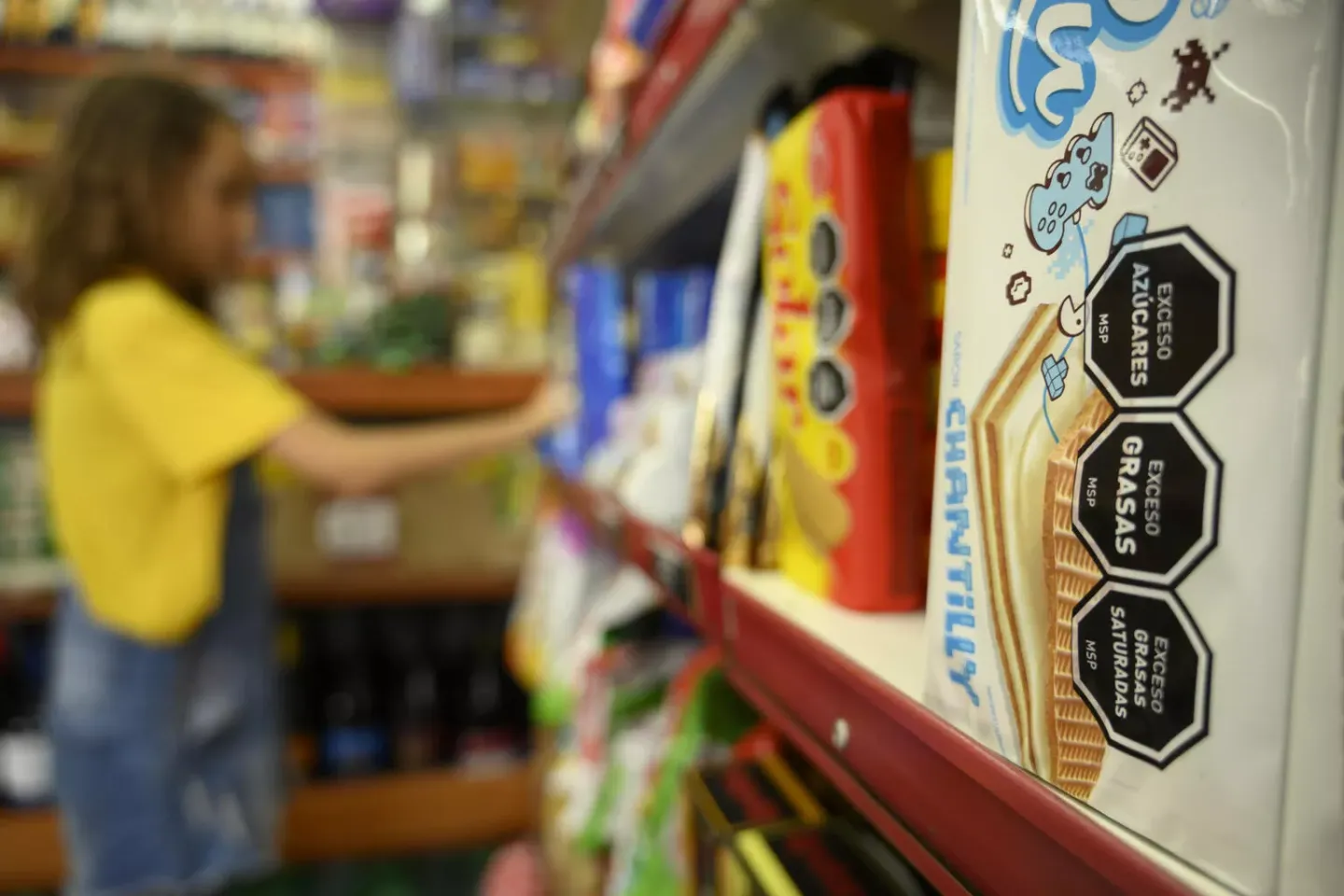 Una ni&ntilde;a viendo productos en un supermercado