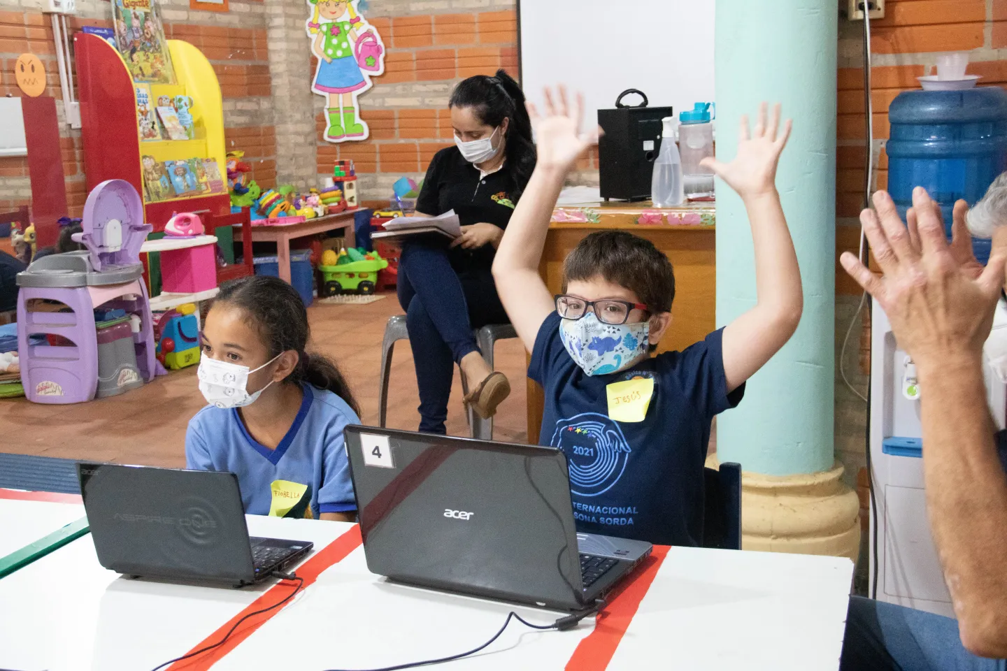 1st grade students learning sign-language through an Accessible Digital Textbook (ADT) in a inclusive classroom of the school Escuela B&aacute;sica Medalla Milagrosa, located in Limpio, Paraguay during the 1st pilot of ADT in the country.