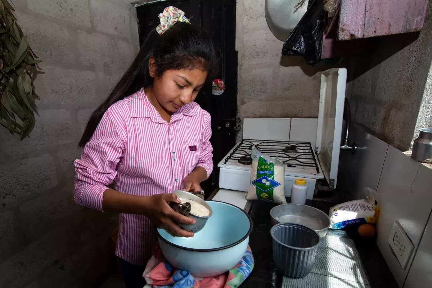 Una nina cocinando