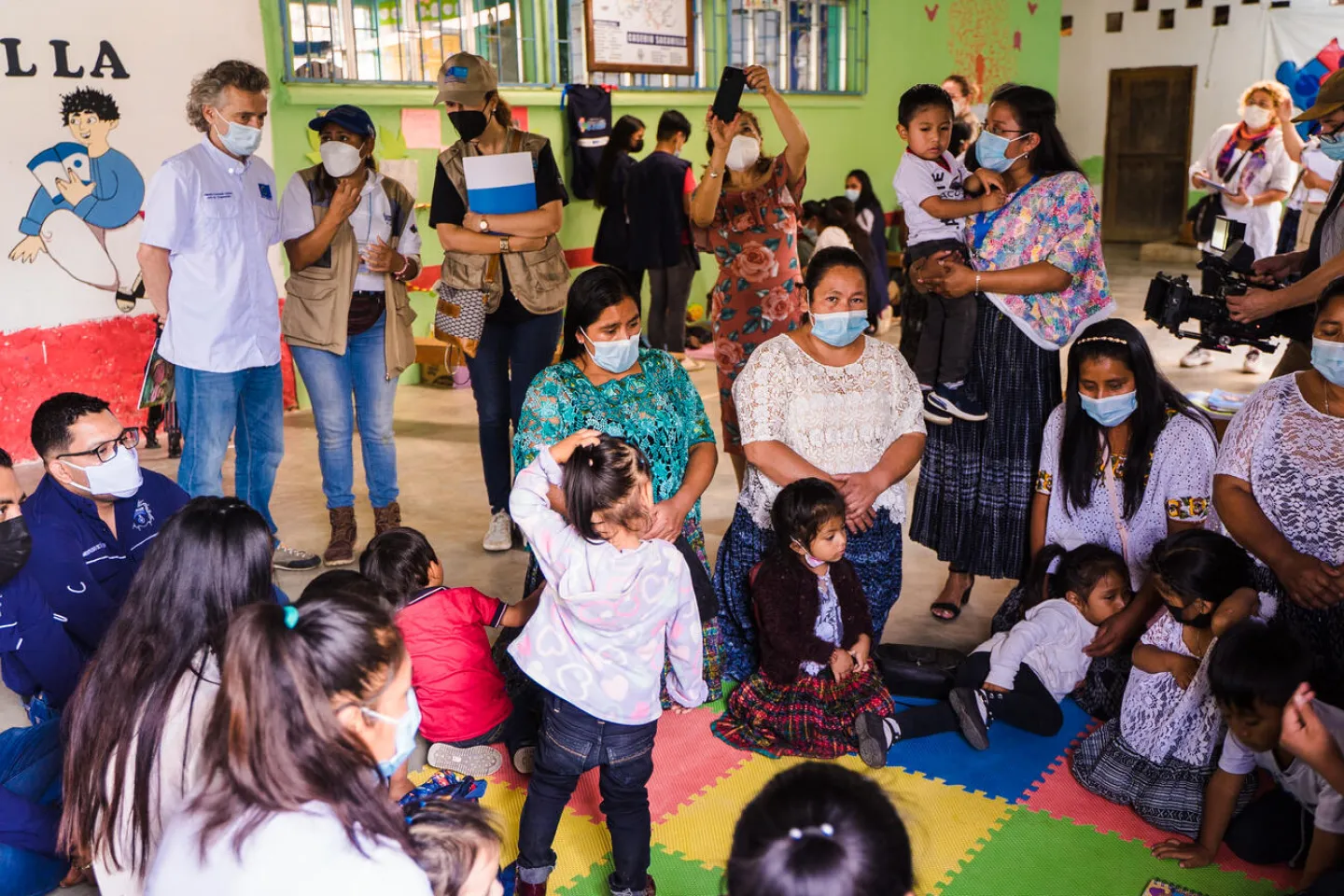 Mothers and their children from 0 to 4 years old in their initial education session at the Community Center for the Integral Development of Children (CECODII) in Sacanilla, Cob&aacute;n, Alta Verapaz, May 5, 2022. During the visit of the European Union, UNICEF and PAHO to the projects managed by each organization and jointly to combat chronic malnutrition in Guatemala.