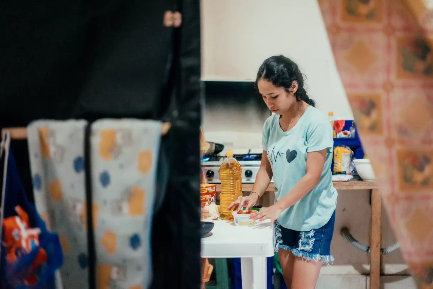 Una adolescente preparando la comida en la cocina