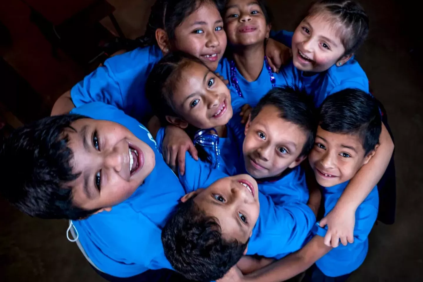 Un grupo de ni&ntilde;os y ni&ntilde;as abrazados
