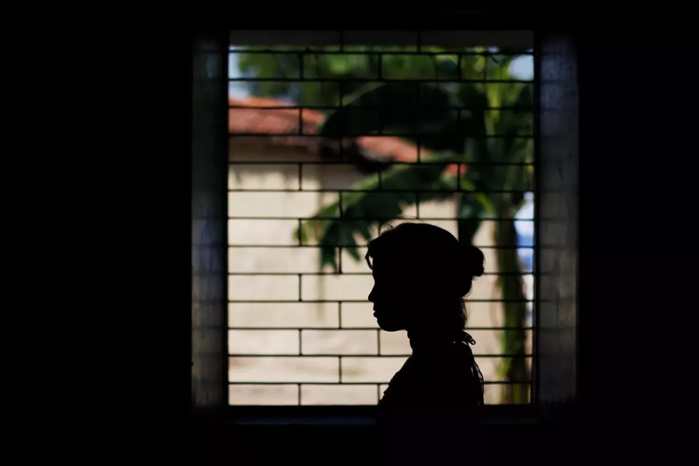 Una adolescente es fotografiada a contraluz para proteger su identidad
